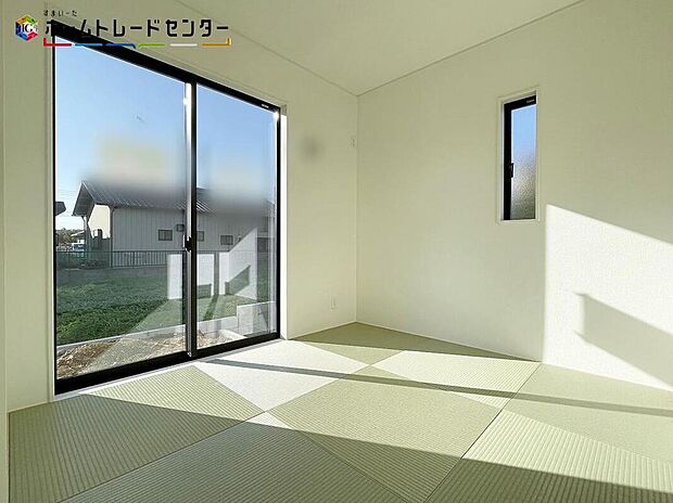 【リビング以外の居室】リビング隣接のお部屋は♪家事の休憩スペースやお子様のお昼寝スペースとしても活躍します♪もちろんお客様の宿泊用にも☆収納もあるので安心です♪急な来客でも一旦、荷物を隣のお部屋に移動！慌てませんね！