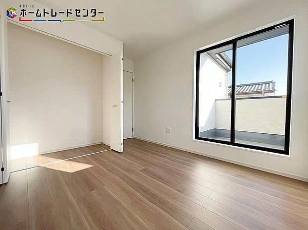 【収納】各室収納完備！いつもスッキリと、綺麗に保たれお洒落な状態を維持できます！いつの間にか増える衣類や小物もきちんと片付けられるでしょう！お部屋に収納家具を置かなくても済みますので広々とお使いになれますね！