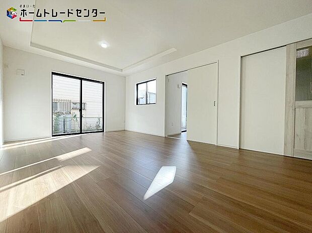 【リビング】ホームパーティに招きたくなる自慢の広々リビング・ダイニング！お子様が走り回っても広々安心です！伸びやかな子育てや、にぎやかなふれあいの日々を存分に楽しんでください。