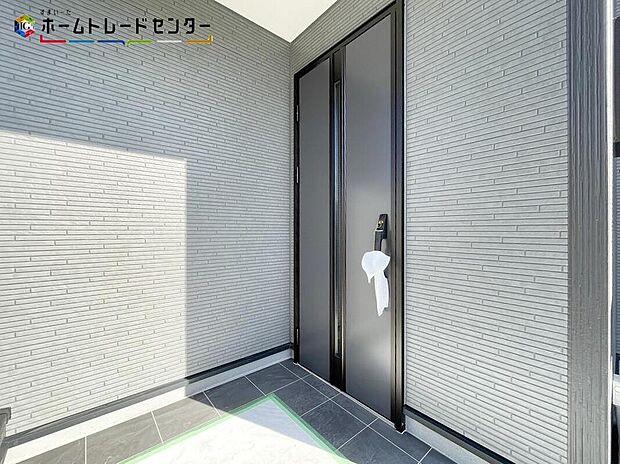 【玄関】玄関ポーチには屋根がついているので雨でも玄関前で濡れずにお出かけ準備が出来ます。セキュリティを高められるTVモニター付きインターフォンが標準装備です！