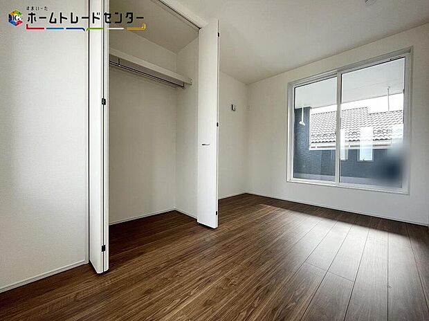 【収納】５号棟
全居室に収納を完備しておりますので、いつでもお部屋をすっきりとお使い頂けそうです。自分好みのインテリアやレイアウトを考えるのも楽しみです。