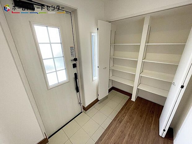 【玄関】５号棟
家族が毎日出入りする場所！大切な来客を迎える場所！そんな玄関は、自然光を取り込める優しい雰囲気の空間となっております！玄関収納も設置してあり家族の靴も片付けられます