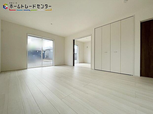 【リビング】２号棟
明るい日差しがさすリビングは、暖かな家族の憩い空間です。リビングの大きな窓から、芝生を敷いたりお花で飾ったお庭を眺めながら、毎日の会話が弾みそうですね♪