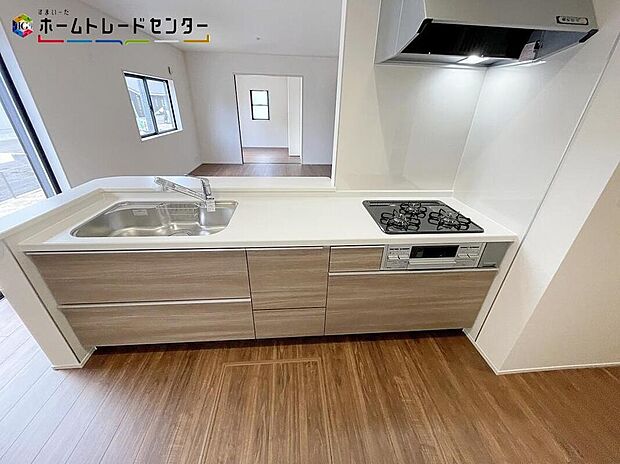 【キッチン】３号棟
広々キッチンなら、前後にも動けお子様と一緒にお菓子作りやパーティ準備も楽しめます♪出来上がった料理も、すぐに並べられますので、お子さんが運ぶなどお手伝い時間も増えそうです！