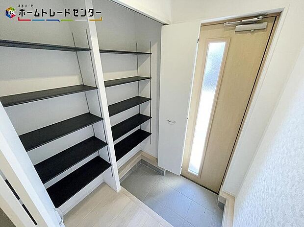 【玄関】2号棟
ご家族が増えると靴の数も増えますね。大容量の収納力で大家族の履物もすっきり収納できます!いつでも玄関周りがすっきりと片付きますので、急な来客でも慌てません!最初に入る我が家の自慢の空間のひとつ
