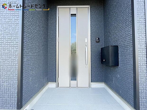 【玄関】1号棟
玄関ポーチには屋根がついているので雨でも玄関前で濡れずにお出かけ準備が出来ます。セキュリティを高められるTVモニター付きインターフォンが標準装備です!