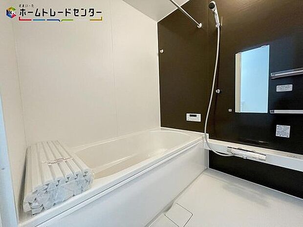 【浴室】ひろびろ1坪サイズのバスルーム。半身浴もできるひろびろな浴槽です。1日の疲れた体を癒せます。入浴後の水滴や湿気を排出し、カビの発生や臭いを抑制する換気乾燥暖房機。雨の日の洗濯物にも効果的です。