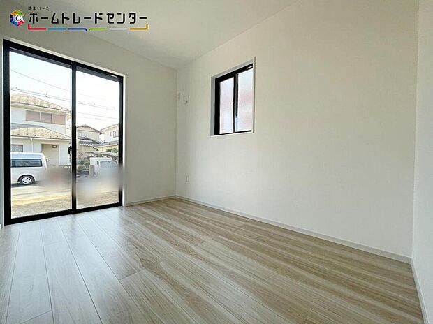 【リビング以外の居室】来客時にあったら嬉しい1室!小さなお子様を寝かしつけるお部屋や遊び場としても重宝しますよ!!木の温もりがやさしいフローリングは安らぎをもたらすプライベート空間。