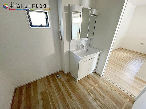 【洗面台・洗面所】散らかりがちな洗面所も三面鏡うしろの収納でスッキリ!サニタリースペースには窓が備えられております。毎朝の身支度も、陽の光差し込む明るい空間で、快適にお使い頂けそうです。