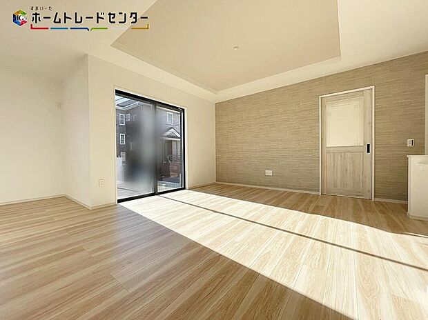 【リビング】陽当たり良好のリビングです♪大きな窓がありますので、陽光あふれる明るい空間です。居心地良く、ご家族皆がゆったり寛げる憩いの空間となりそうです。