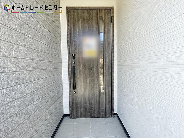 【玄関】玄関ポーチには屋根がついているので雨でも玄関前で濡れずにお出かけ準備が出来ます。セキュリティを高められるTVモニター付きインターフォンが標準装備です！