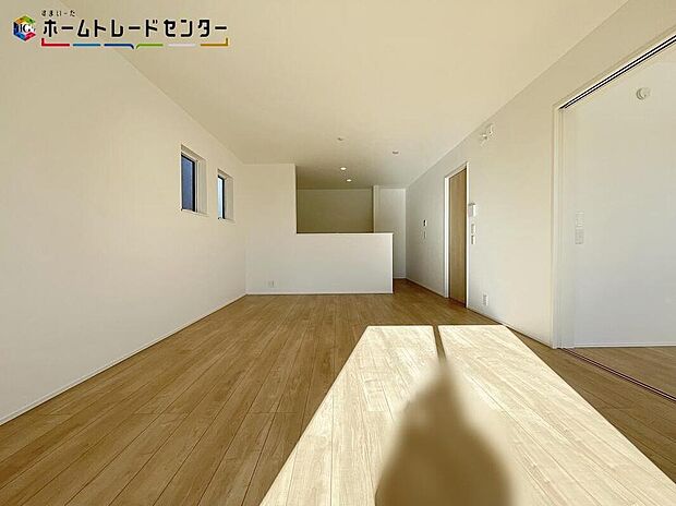 【リビング】明るい日差しがさすリビングは、家族の憩い空間。広々としたLDKに、自分好みのインテリアでレイアウト。季節ごとに模様替えなども、楽しみの一つとなりそうです♪♪