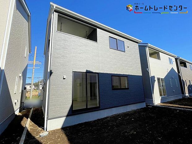 【現地外観写真】2号棟
嬉しい仕様がたくさん!
システムキッチン、浴室乾燥機、床下収納、防犯カメラ、TVモニター付きインターホン、人感センサー付玄関灯、全居室ペアガラス、全居室南向き、駐車2台可(車種による)!