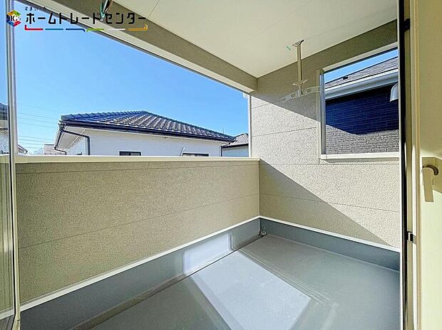 【バルコニー】3号棟
家族分の洗濯物やお布団が一気に干せます!重労働ですし、お天気にも左右される家事ですが快適でスムーズに行えるよう、動きやすい広さを確保しております!