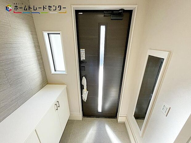 【玄関】玄関扉は、明かりを採り込めるスリットデザイン!見た目にも機能性も人気!縦長のデザインですので、明るさが欲しい足元近くまで光を取り入れてくれます!玄関の快適性が高まる自慢の玄関です!