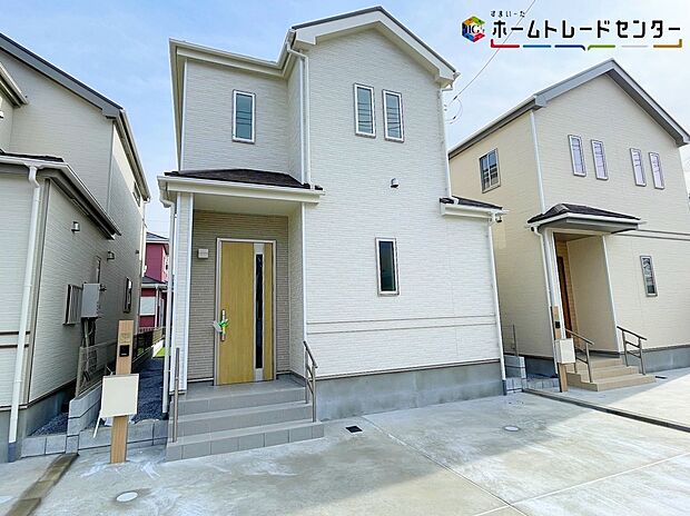 【現地外観写真】B号棟
一戸建ての大きなメリットは、「自分の土地」を自由に使えること。好きなペットが飼えるほか、ガーデニングやDIY、車の手入れなど様々な趣味を楽しめます♪広いお庭でのびのびと開放的に暮らしましょう!