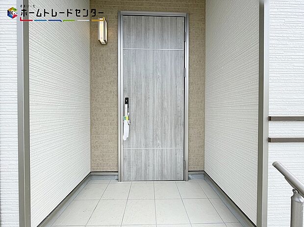 【玄関】C号棟
玄関ポーチには屋根がついているので雨でも玄関前で濡れずにお出かけ準備が出来ます。セキュリティを高められるTVモニター付きインターフォンが標準装備です!