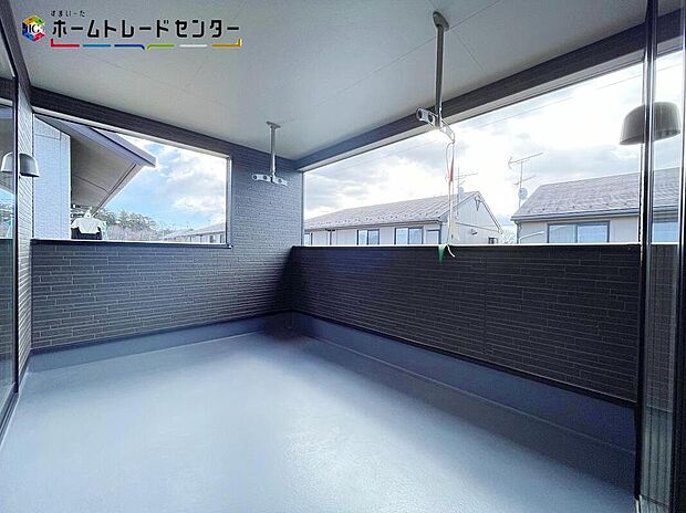 【バルコニー】3号棟
家族分の洗濯物やお布団が一気に干せます!重労働ですし、お天気にも左右される家事ですが快適でスムーズに行えるよう、動きやすい広さを確保しております!室内空間と外空間の中間のような雰囲気です!