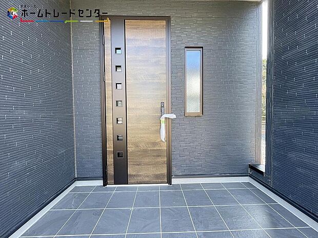 【玄関】玄関ポーチには屋根がついているので雨でも玄関前で濡れずにお出かけ準備が出来ます。セキュリティを高められるTVモニター付きインターフォンが標準装備です!