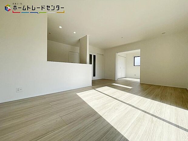 【リビング】広々とした開放感あふれるリビングです。充分な広さがございますので、ご家族でインテリアのレイアウトを考えるのも楽しみですね♪お気に入りの家具に囲まれて、家族皆がゆったりした気持ちで過ごせたら最高ですね!