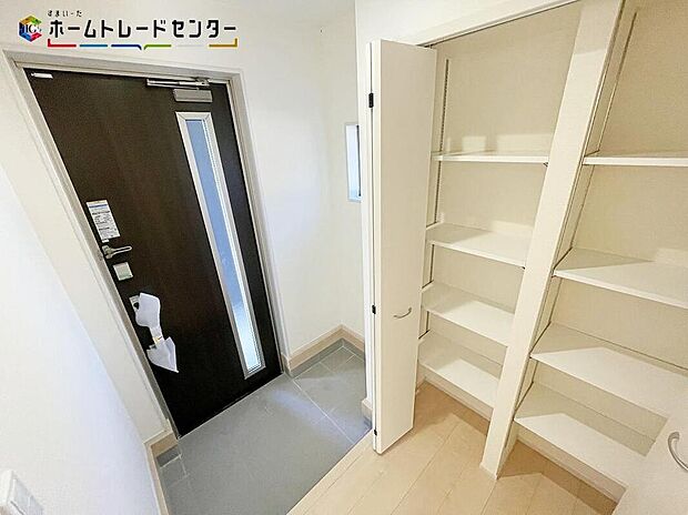【玄関】３号棟
訪れる人を優しく迎える、スタイリッシュな玄関。開放感のある玄関ホール。温もり感じるフローリング仕様ですので、ご家族やお客様を温かく迎えてくれます。限られたスペースですが収納も完備され綺麗を保て