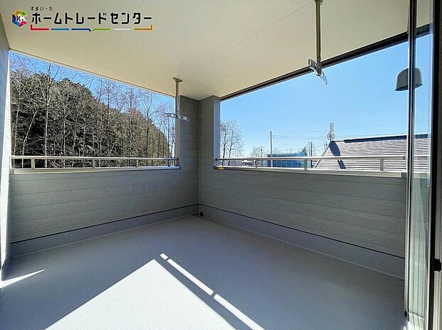 【バルコニー】３号棟
インナーバルコニーは、急な雨で洗濯物が濡れてしまうのを防いだり、気軽に外で朝食やお茶などを楽しむセカンドリビングの使い方ができます。夜には家族で星を眺めたり。家族のつながりを強めてくれます！