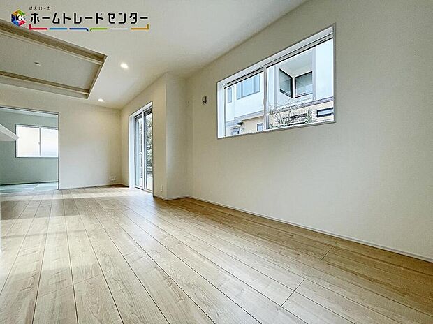 【リビング】開放感のある明るいリビング＆キッチンです！対面式キッチンからは、リビングにいるご家族の様子が一目で分かります。小さいお子様がいても安心です。