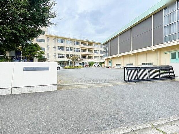 取手市立取手第一中学校(約1,100m)