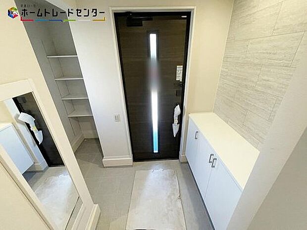 【玄関】2号棟
訪れる人を優しく迎える、スタイリッシュな玄関。開放感のある玄関ホール。温もり感じるフローリング仕様ですので、ご家族やお客様を温かく迎えてくれます。