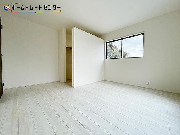【リビング以外の居室】穏やかな光が差し込む室内には、穏やかな時間が流れます。休日には、落ち着いた空間で自分の趣味を楽しむのはいかがですか。充実した素敵な一日になることでしょう！