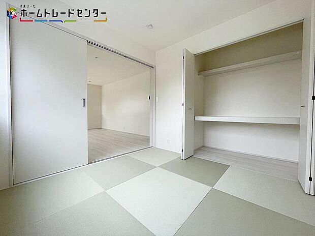 【リビング以外の居室】リビングに隣接したお部屋は、来客時やご夫婦の寝室・お子様の遊び場・書斎、将来家族が増えたときのご両親やお子様お部屋と多目的にお使い頂けます！あってよかったの大変便利なお部屋になっております！