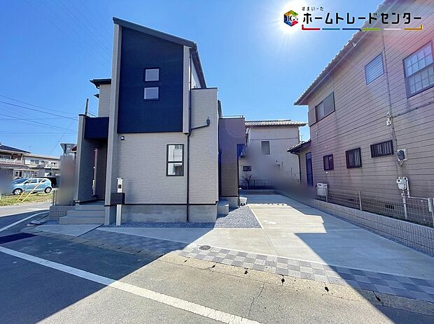 【現地外観写真】関東鉄道竜ヶ崎線「竜ヶ崎」駅まで車で３分♪レガーレ-はラテン語で＜結ぶ＞という意味を持つ。人を繋ぎ、家族を結ぶ空間づくりをデザイナーが形にしました。シックで重厚感のある、ワンランク上の邸宅！