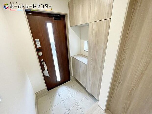 【玄関】訪れる人を優しく迎える、スタイリッシュな玄関。開放感のある玄関ホール。温もり感じるフローリング仕様ですので、ご家族やお客様を温かく迎えてくれます。