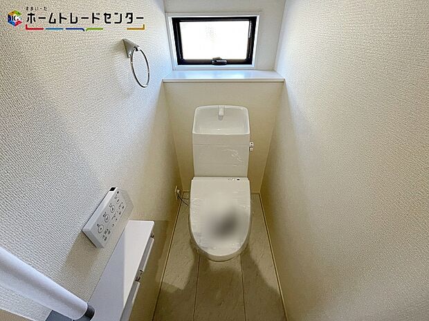 【トイレ】3号棟
温水洗浄器付き便座を標準装備♪いつも快適な温度をキープでき安心です！窓付きで明るく白を基調としたクロスで清潔感もあり、快適空間となっています！毎日使う場所だからこそ落ち着いた空間にしてます！