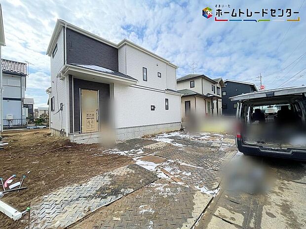 【駐車場 A号棟】優しい印象の外観で温もり感じるお住まいとなっております!車通りの少ない前面道路、小さなお子様がいても安心です。採光、生活動線、収納力を考慮した個性豊かな魅力溢れるプランとなっております!