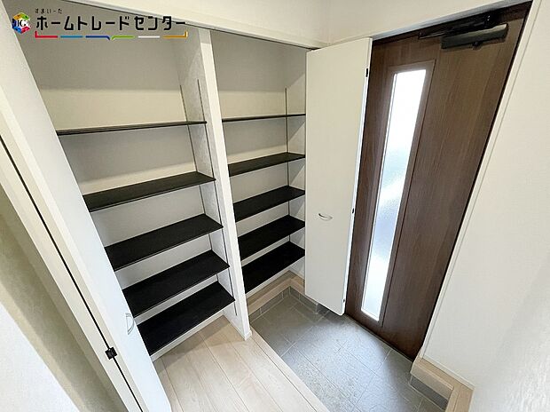 【玄関　1号棟】ご家族が増えると靴の数も増えますね。大容量の収納力で大家族の履物もすっきり収納できます！いつでも玄関周りがすっきりと片付きますので、急な来客でも慌てません！