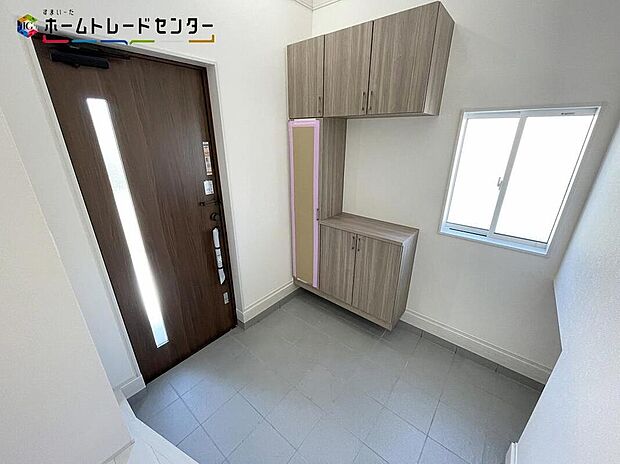 【玄関】家族が毎日出入りする場所!大切な来客を迎える場所!そんな玄関は、自然光を取り込める優しい雰囲気の空間となっております!玄関収納も設置してあり家族の靴も片付けられますので、いつでも綺麗をキープ出来ます!
