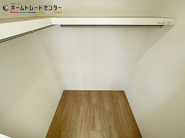 【収納】２号棟
ウォークインクローゼットは高い収納力が魅力の設備！夫婦で分けたり、アイテムで分けたりでき使い勝手が良いです！また、帽子や鞄、アクセサリーはもちろん、ゴルフバックやキャリーバックも収納出来ます！