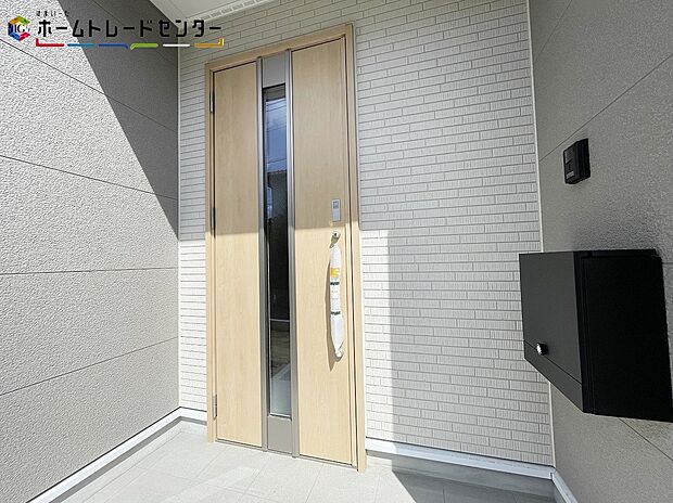 【玄関】玄関ポーチには屋根がついているので雨でも玄関前で濡れずにお出かけ準備が出来ます。セキュリティを高められるTVモニター付きインターフォンが標準装備です!