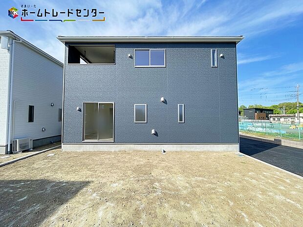 【庭】陽光たっぷり降りそそぐ南庭を備えた理想のお住まいです。お子様の遊び場や趣味のガーデニング、ワンちゃんも飼えますね♪お休みの日はBBQはいかがですか！ライフスタイルに合わせて、お楽しみ頂けそうですね！