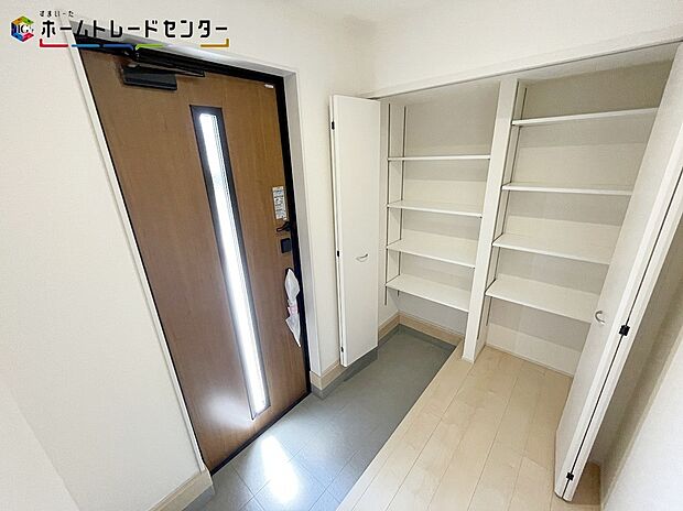 【玄関】３号棟
訪れる人を優しく迎える、スタイリッシュな玄関。開放感のある玄関ホール。温もり感じるフローリング仕様ですので、ご家族やお客様を温かく迎えてくれます。収納も完備され綺麗を保てます！