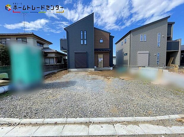 【駐車場】1号棟
嬉しい仕様がたくさん！
浴室乾燥機、システムキッチン、洗浄便座、床下収納、24時間換気、TVモニター付きインターホン、人感センサー、駐車３台可（車種による）♪