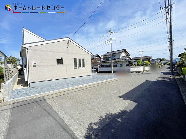 【前面道路含む現地写真】一戸建ての大きなメリットは、「自分の土地」を自由に使えること。好きなペットが飼えるほか、ガーデニングやDIY、車の手入れなど様々な趣味を楽しめます♪広いお庭でのびのびと開放的に暮らしましょう!
