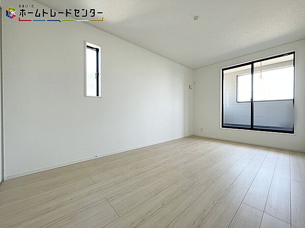 【リビング以外の居室】３号棟
ベルコニーに面したお部屋だから、陽光と風が心地よく広がり、室内はいつも明るく爽やかな雰囲気に包まれます。自然のぬくもりを感じながら、毎朝を気持ちよく迎えられる魅力的な空間です。