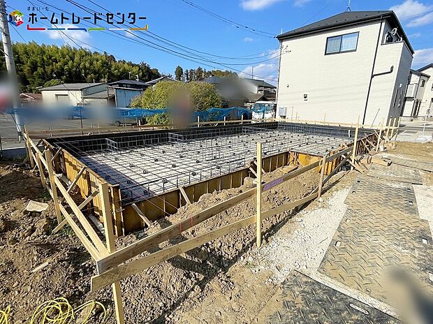 【現地外観写真】1号棟
一戸建ての大きなメリットは、「自分の土地」を自由に使えること。好きなペットが飼えるほか、ガーデニングやDIY、車の手入れなど様々な趣味を楽しめます♪広いお庭でのびのびと開放的に暮らしましょう!