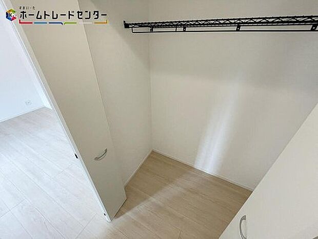 【収納】19号棟
各室収納完備!いつも、綺麗に保たれお洒落な状態を維持できます!いつの間にか増える衣類や小物もきちんと片付けられるでしょう!お部屋に収納家具を置かなくても済みますので広々とお使いになれます!