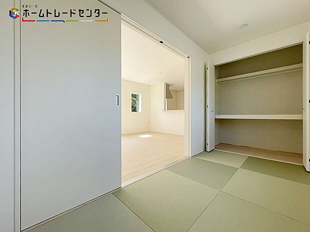 【和室】１号棟
あると落ち着く『和室』♪窓から入る暖かな日差しについウトウトしてしまいます！家事の休憩スペースやお子様のお昼寝スペースとしても活用してください♪押し入れもあるので安心です♪
