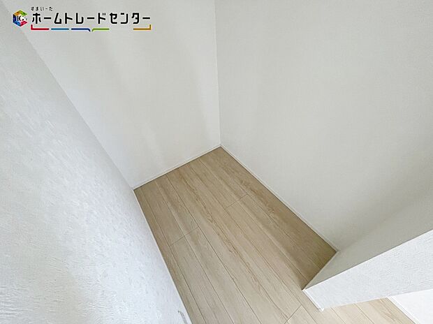 【収納】２号棟
ウォークインクローゼットは高い収納力が魅力の設備！夫婦で分けたり、アイテムで分けたりでき使い勝手が良いです！また、帽子や鞄、アクセサリーはもちろん、ゴルフバックやキャリーバックも収納出来ます！