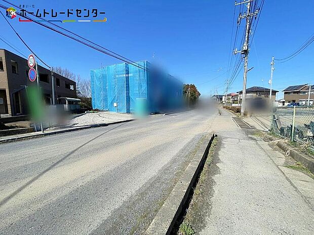 【前面道路含む現地写真】２号棟
前面道路が１０ｍ以上ある戸建ては、車の出し入れがスムーズで、駐車もラクラク。大型車でも安心して利用でき、来客時の対応も快適です！開放感があり暮らしにゆとりが生まれます。