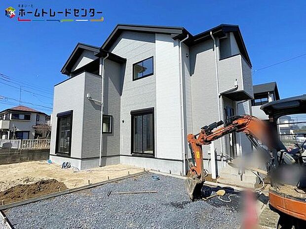 【現地外観写真】2号棟
一戸建ての大きなメリットは、「自分の土地」を自由に使えること。好きなペットが飼えるほか、ガーデニングやDIY、車の手入れなど様々な趣味を楽しめます♪広いお庭でのびのびと開放的に暮らしましょう!